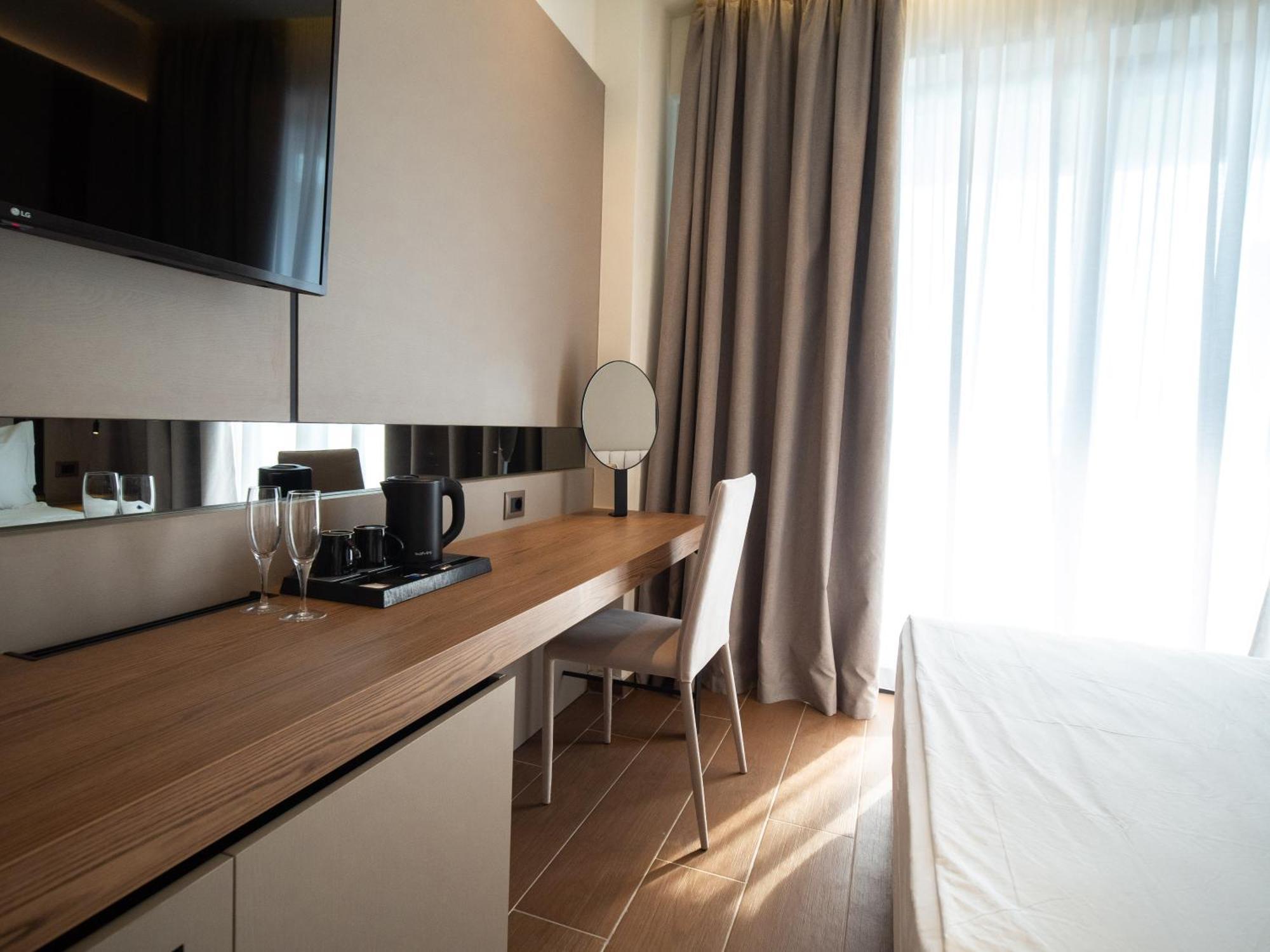 Hotel Jost Caravel à Radhimë Extérieur photo